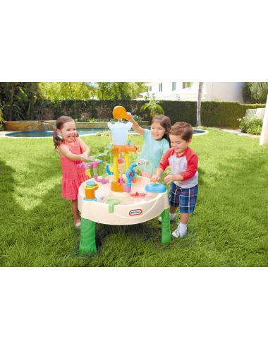Dzieci bawiące się stołem wodnym little tikes