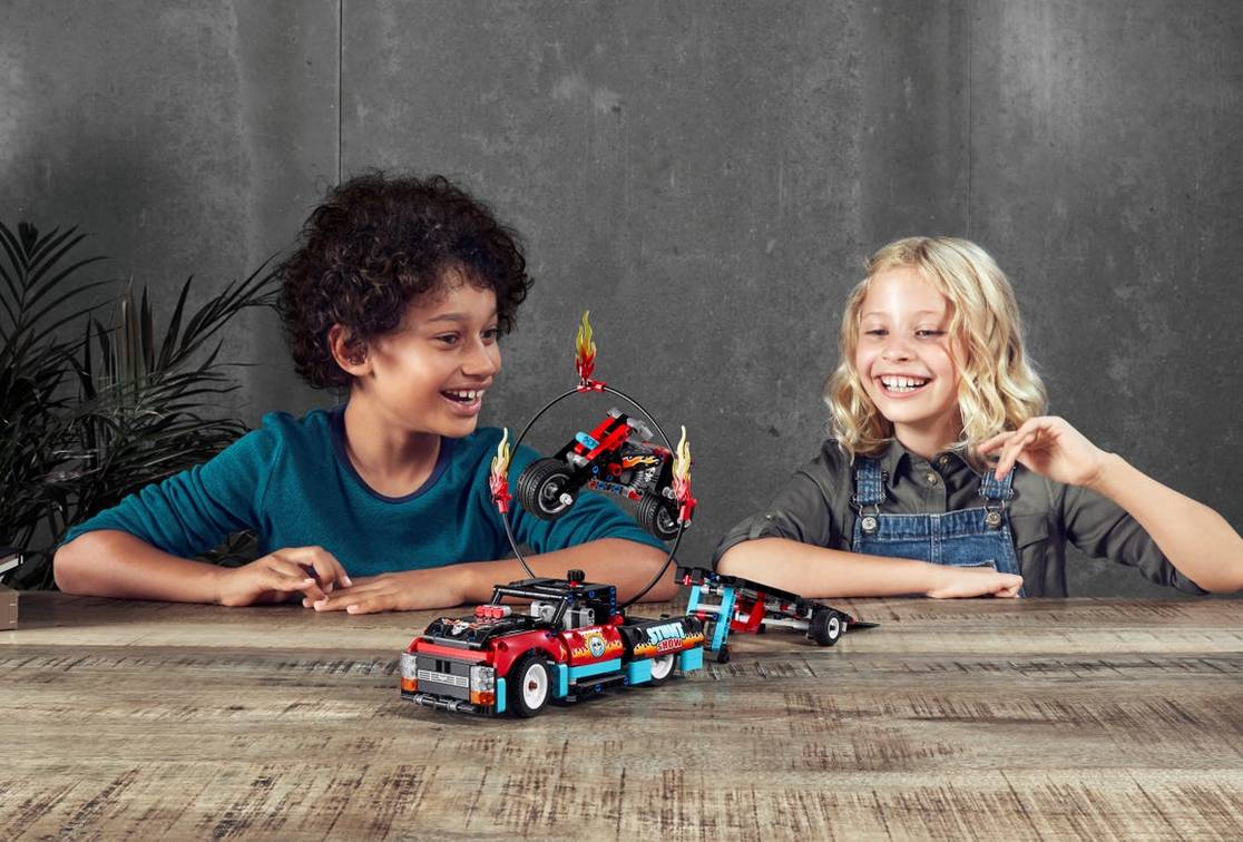 LEGO Technic furgonetka i motocykl kaskaderski 42106