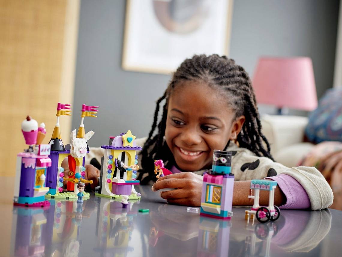LEGO Friends Magiczne stoiska w wesolym miasteczku 41687